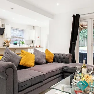 Spacious 3Br House - Hot Tub - Near Castle, Qmc - City Centre & Trent Bridge - Free Parking - Sleeps 6 Nottingham